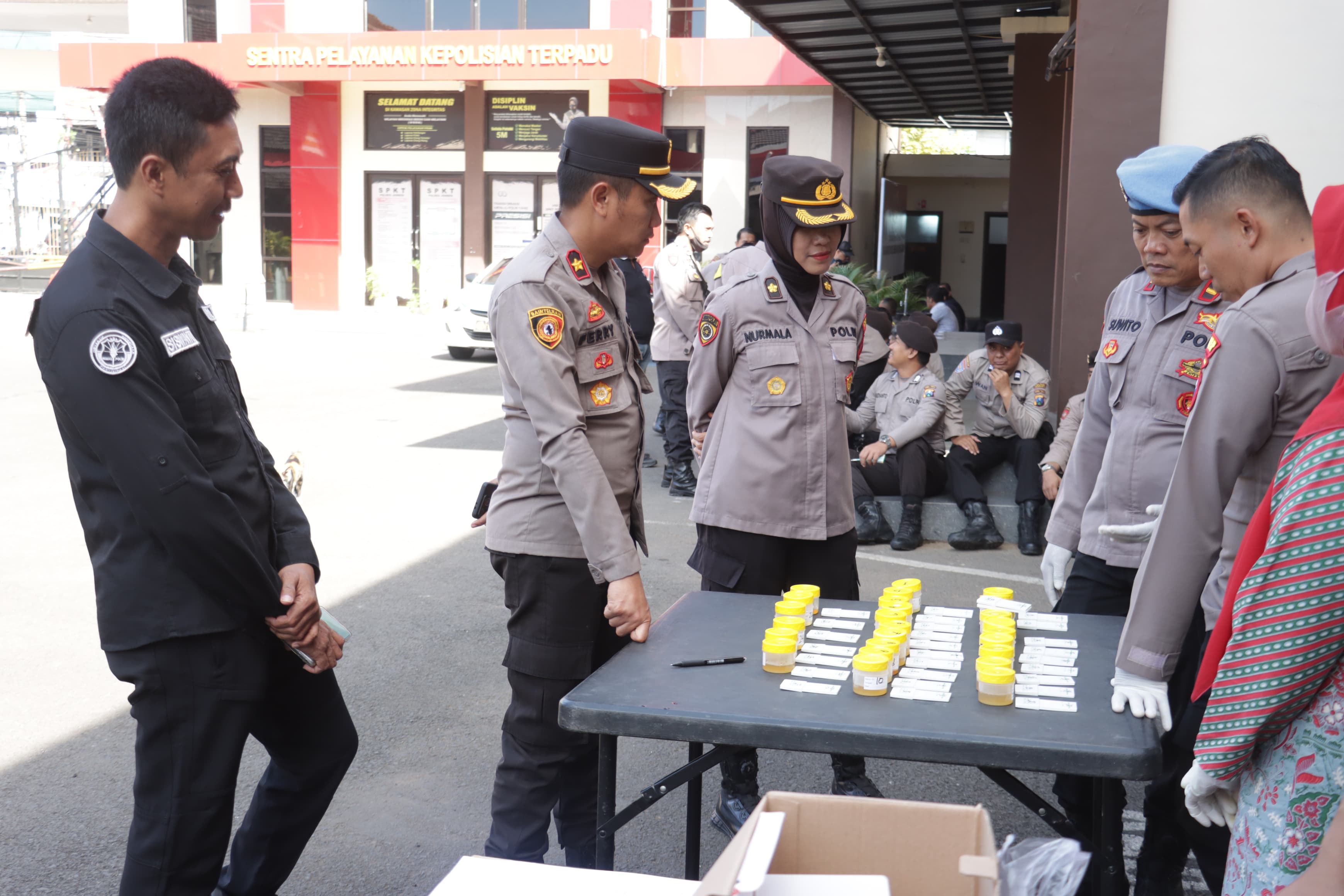 Wakapolres Jember Pimpin Razia HP dan Tes Urine Dadakan, Antisipasi Judi Online dan Narkoba di Internal Polri