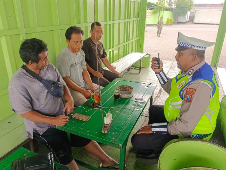 Tekan Angka Kecelakaan, Satlantas Polres Tanjung Perak Blusukan Edukasi Pengendara Surabaya