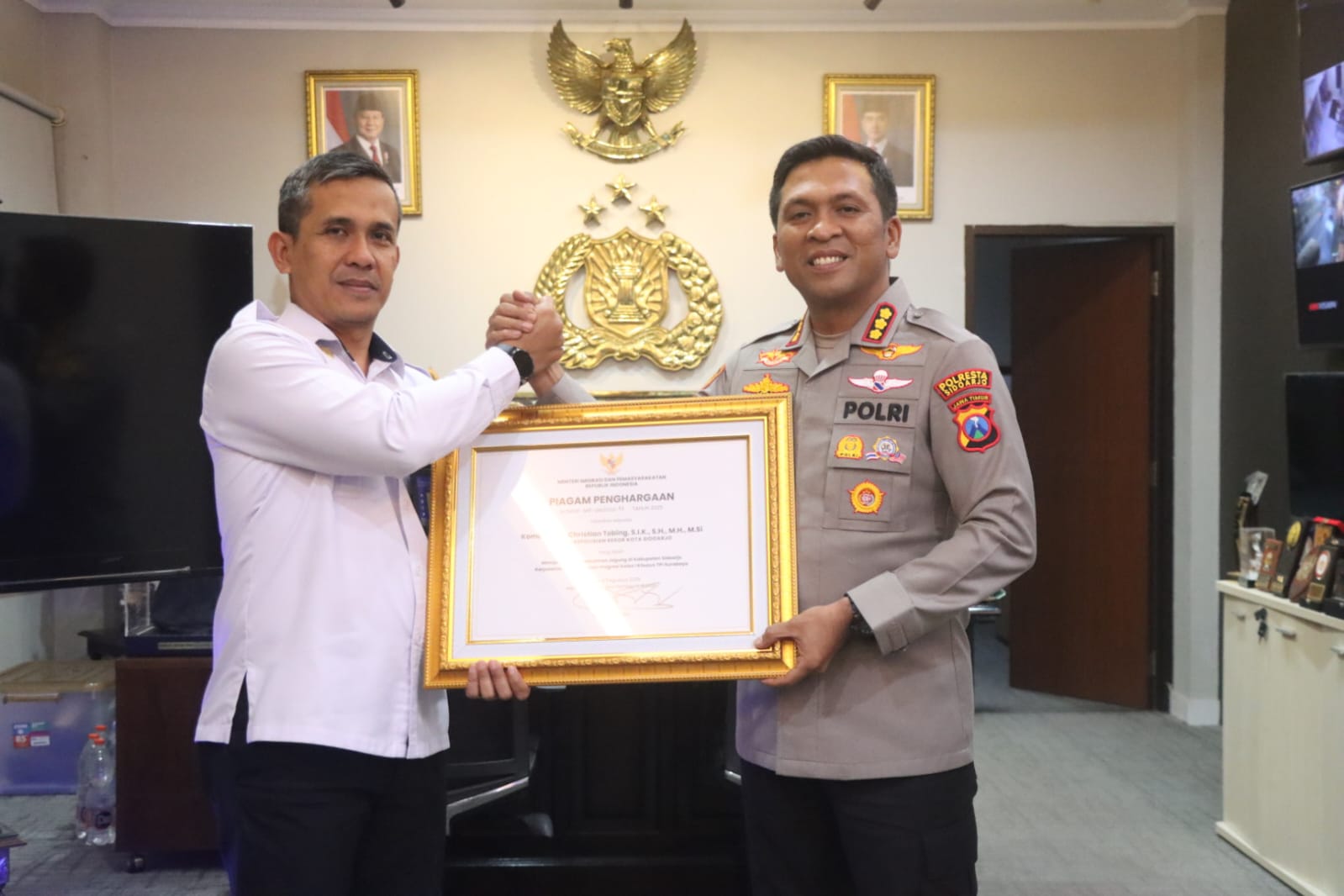 Kapolresta Sidoarjo Terima Penghargaan dari Menteri Imigrasi dan Pemasyarakatan