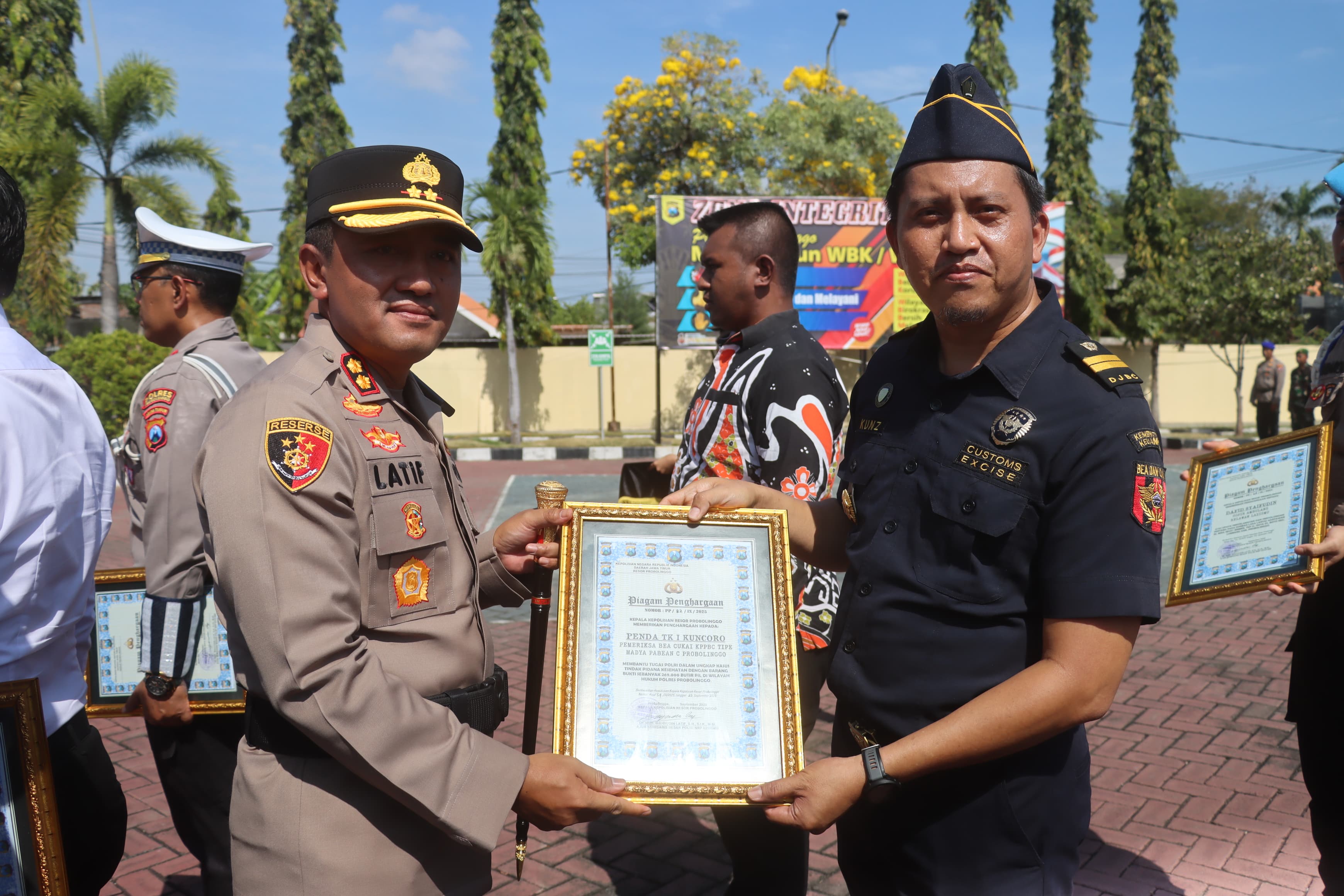 Apel Sinergitas TNI-Polri, Kapolres Probolinggo Beri Penghargaan Anggota, TNI, dan Masyarakat Berprestasi