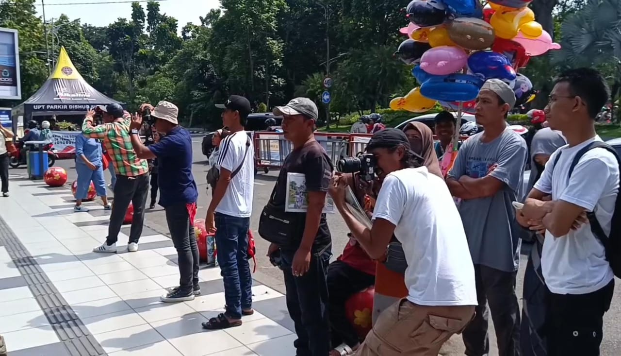 Juru Foto Kebun Binatang Surabaya Raup Untung Lebaran