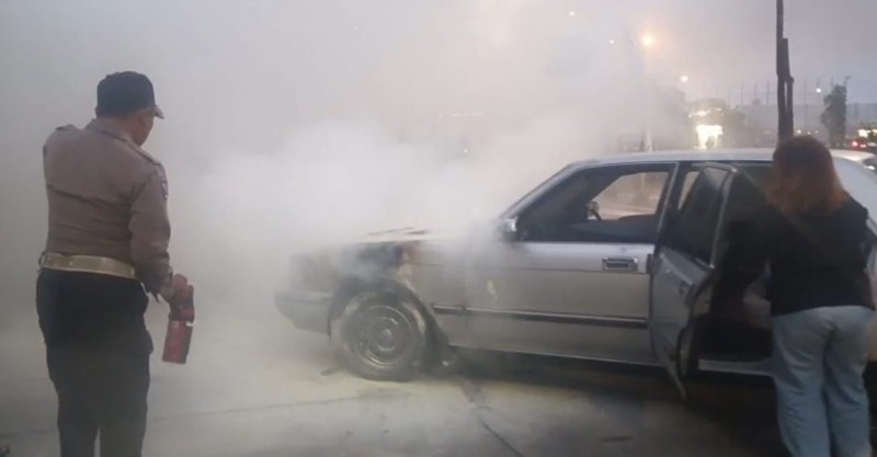 Polres Ngawi Sigap Padamkan Mobil Terbakar di Rest Area 575B saat Mudik