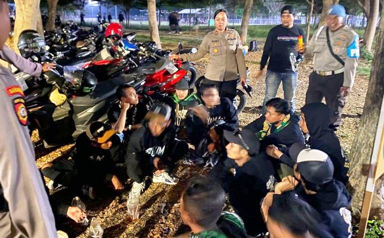 Bawa Flare dan Tenggak Arak di GBT, 14 Oknum Suporter Diamankan Polisi