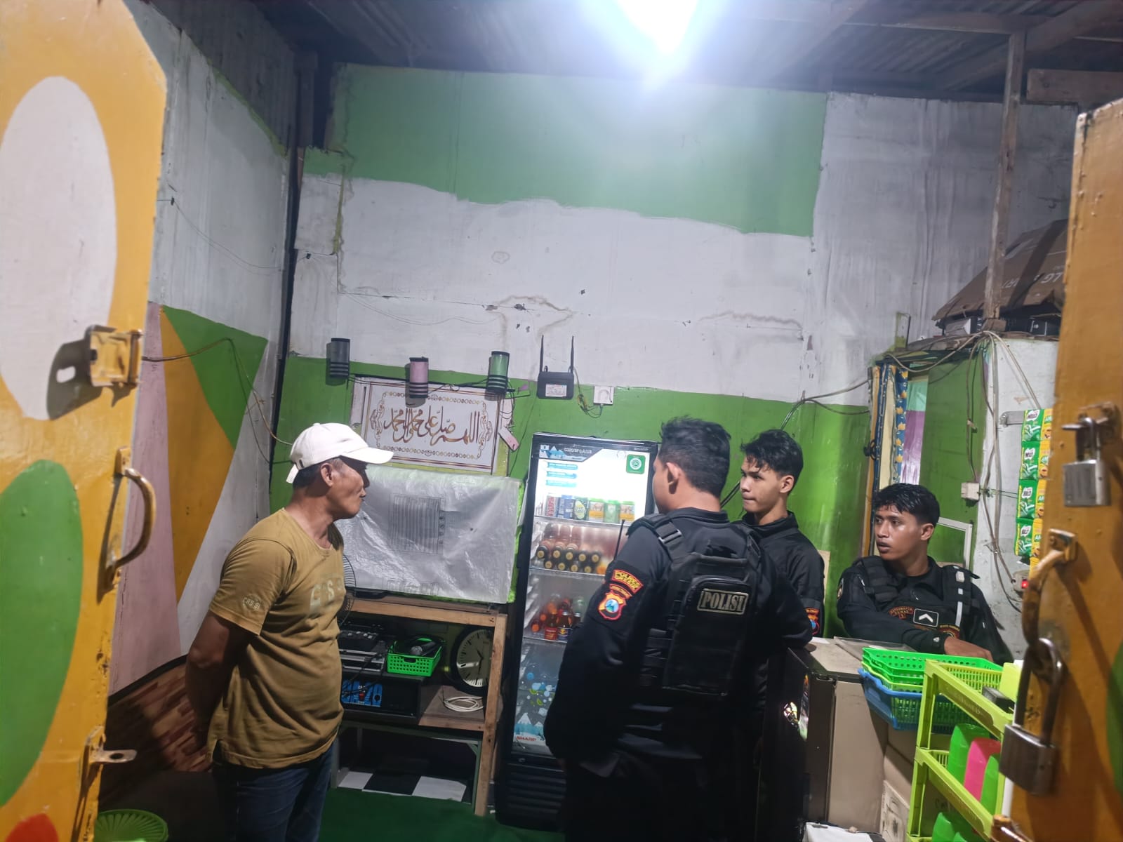 Respons Cepat Aduan Warga, Polres Gresik Gerebek Warung Jual Miras di Kebomas