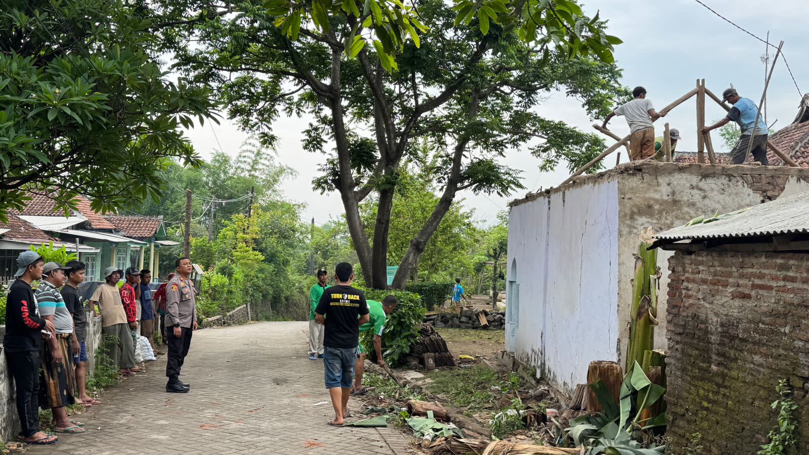 Kapolsek Kejayan Ajak Pemuda Renovasi Musala Desa Kepuh