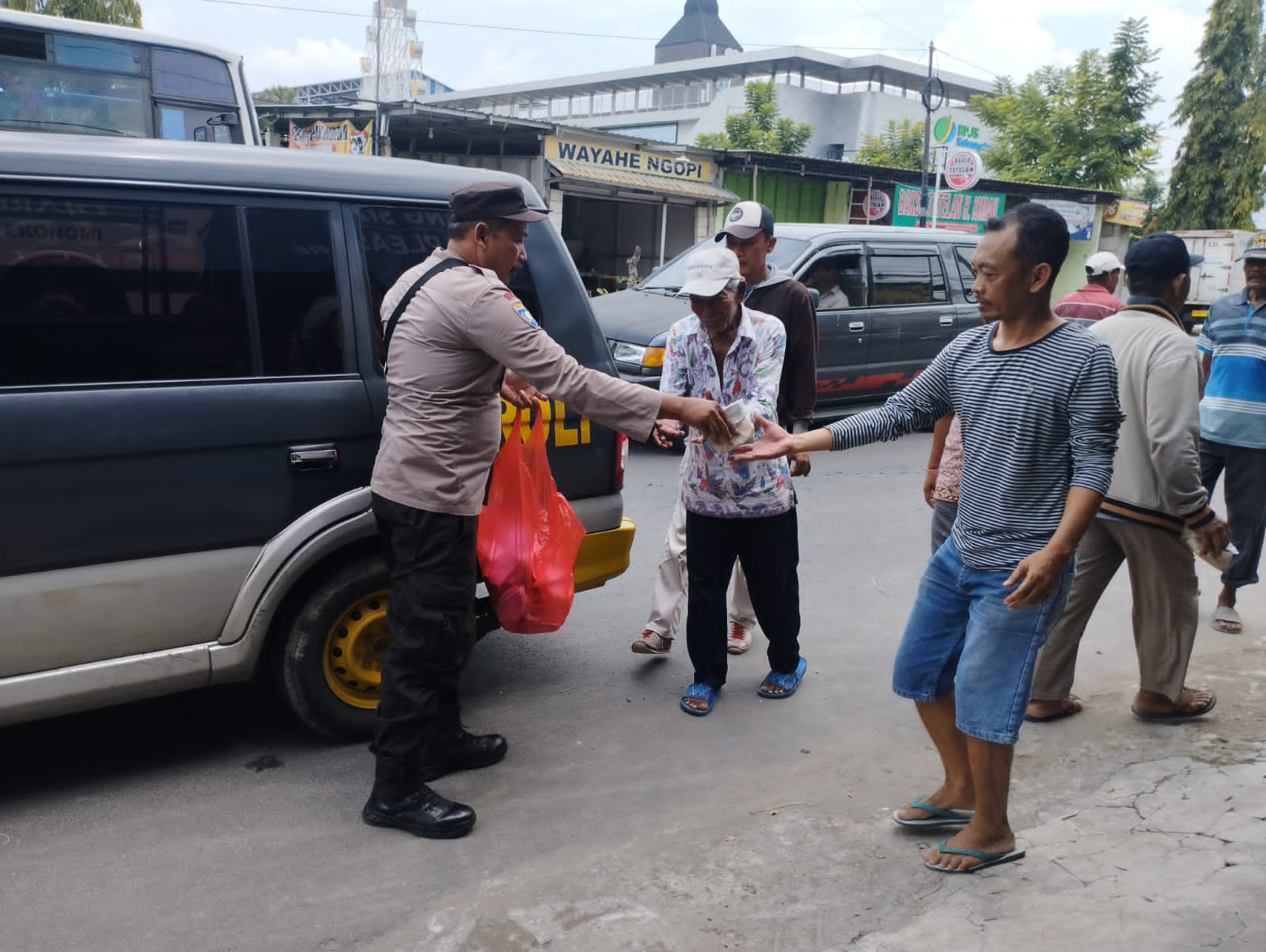 Jumat Berkah, Polsek Bojonegoro Kota Bagi-Bagi Nasi Bungkus