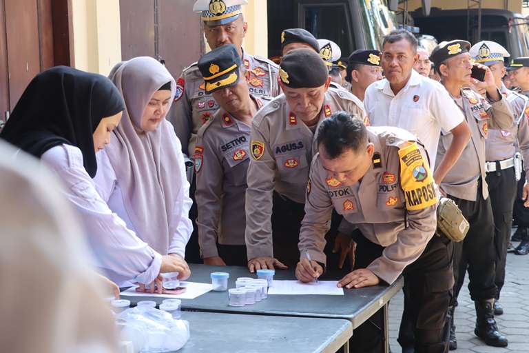 Kapolresta Banyuwangi Gelar Tes Urine Mendadak Terhadap Seluruh Perwira Polri