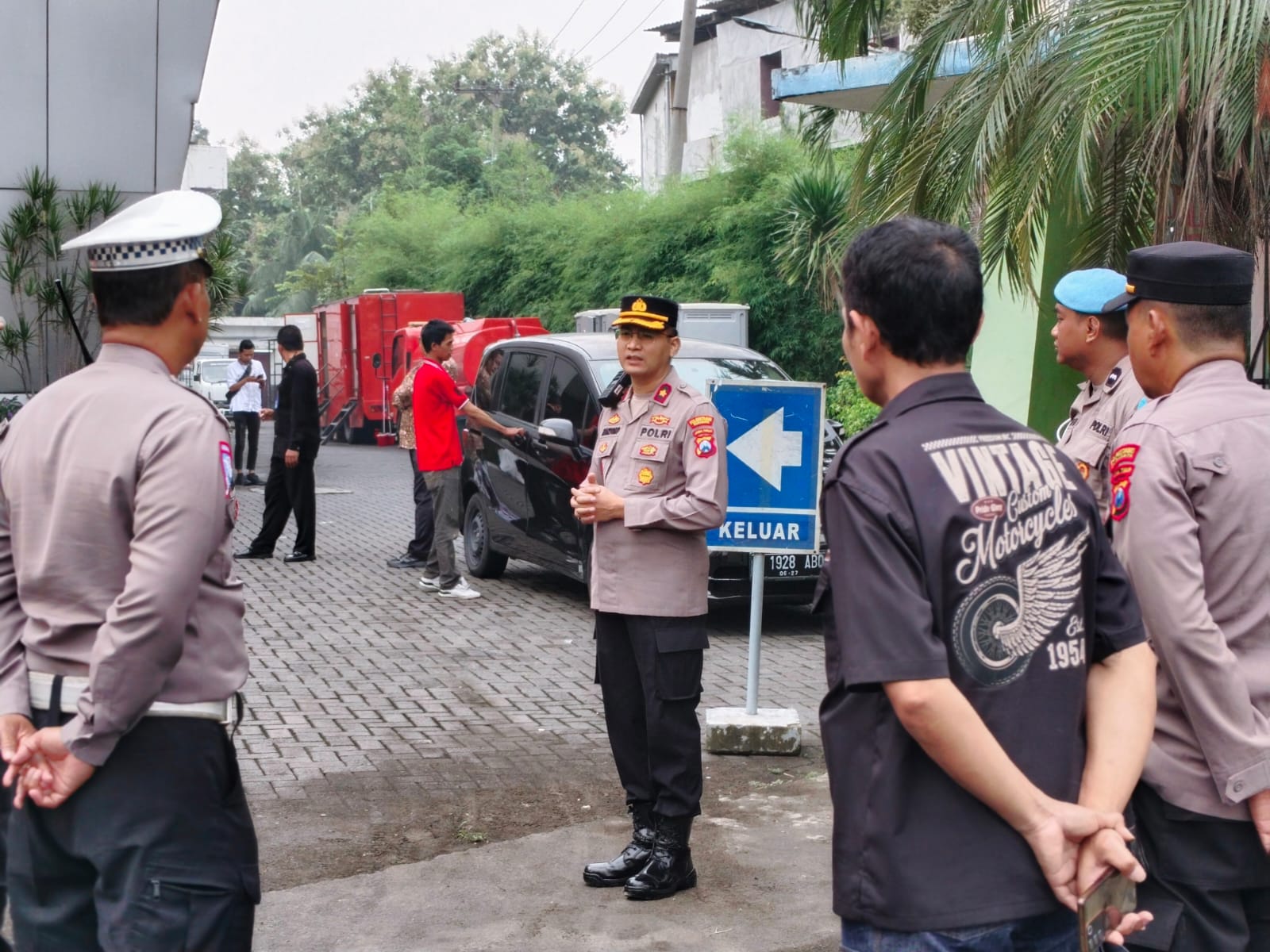 Polsek Wonocolo Siagakan Puluhan Personel, Pengamanan Ketat Halalbihalal Gubernur Jatim di JX Internasional