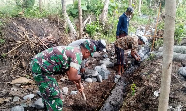 Babinsa Sumberanyar Kawal Pembangunan Talut Penahan Tanah Bersama Warga Lumajang