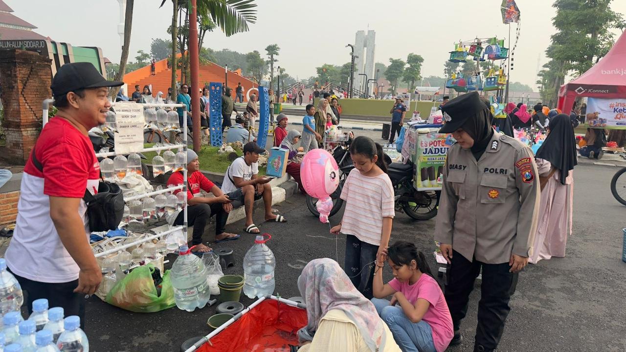 Polwan Polresta Sidoarjo Beri Pelayanan Humanis di Car Free Day Alun-alun