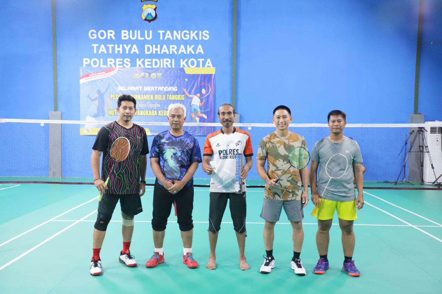 Kapolres Kediri Kota Tanding Bulu Tangkis Melawan Wakil Wali Kota di GOR Tathya Dharaka