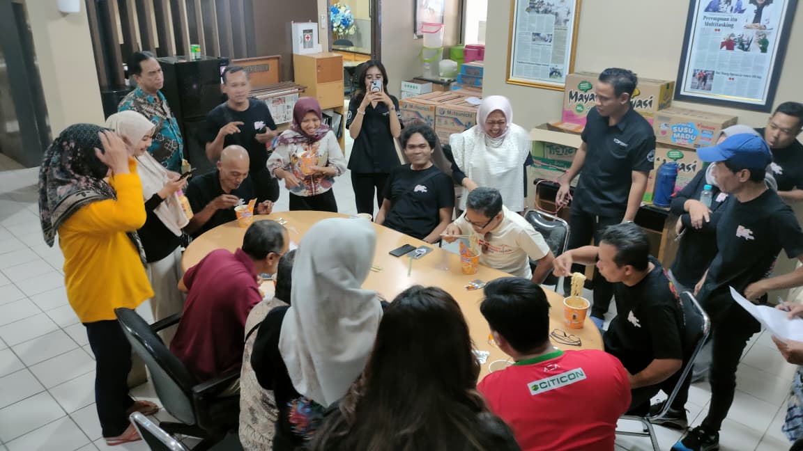 Lomba Makan Mie Pakai Satu Sumpit Antar Karyawan Memorandum Pecah Meriah