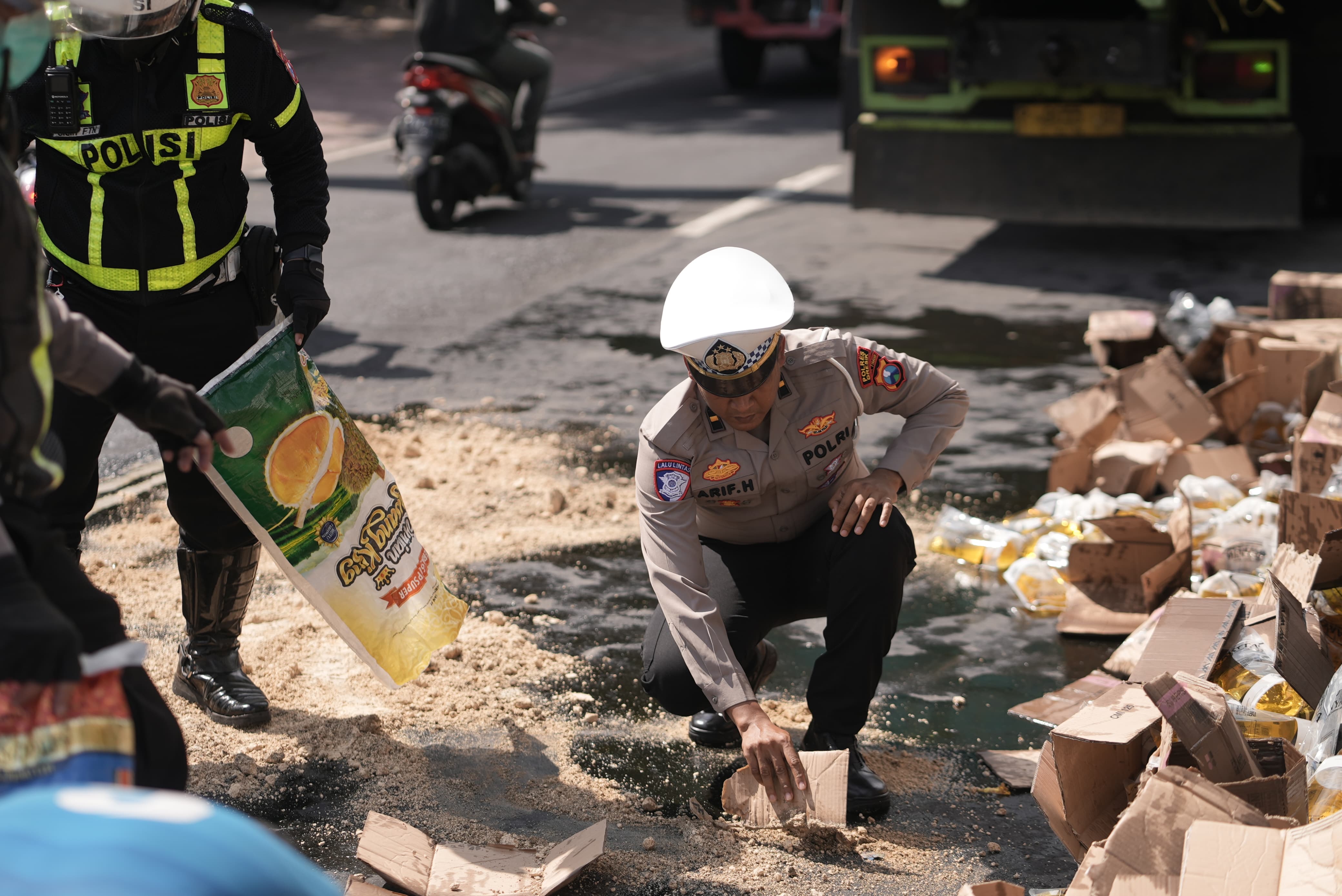 Aksi Tanggap Satlantas Polres Gresik Atasi Jalan Licin Akibat Tumpahan Minyak