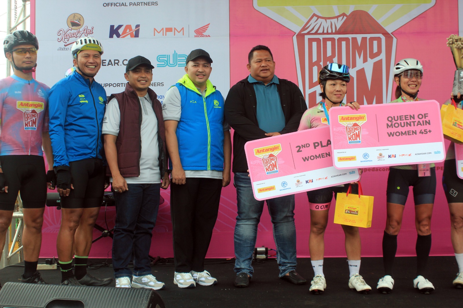 Wali Kota Pasuruan Serahkan Medali kepada Pemenang Cyclis Bromo Kom 2025