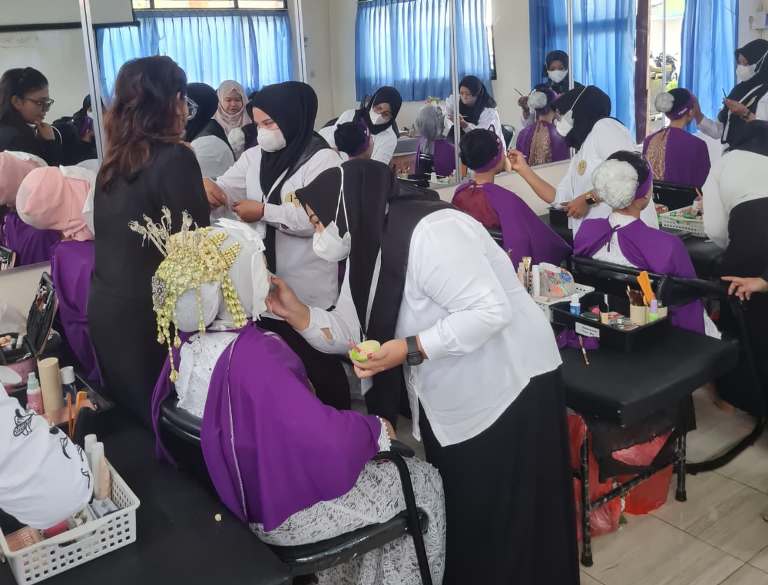Manfaatkan DBHCHT, Disnaker Situbondo Gelar Pelatihan Make Up Artist