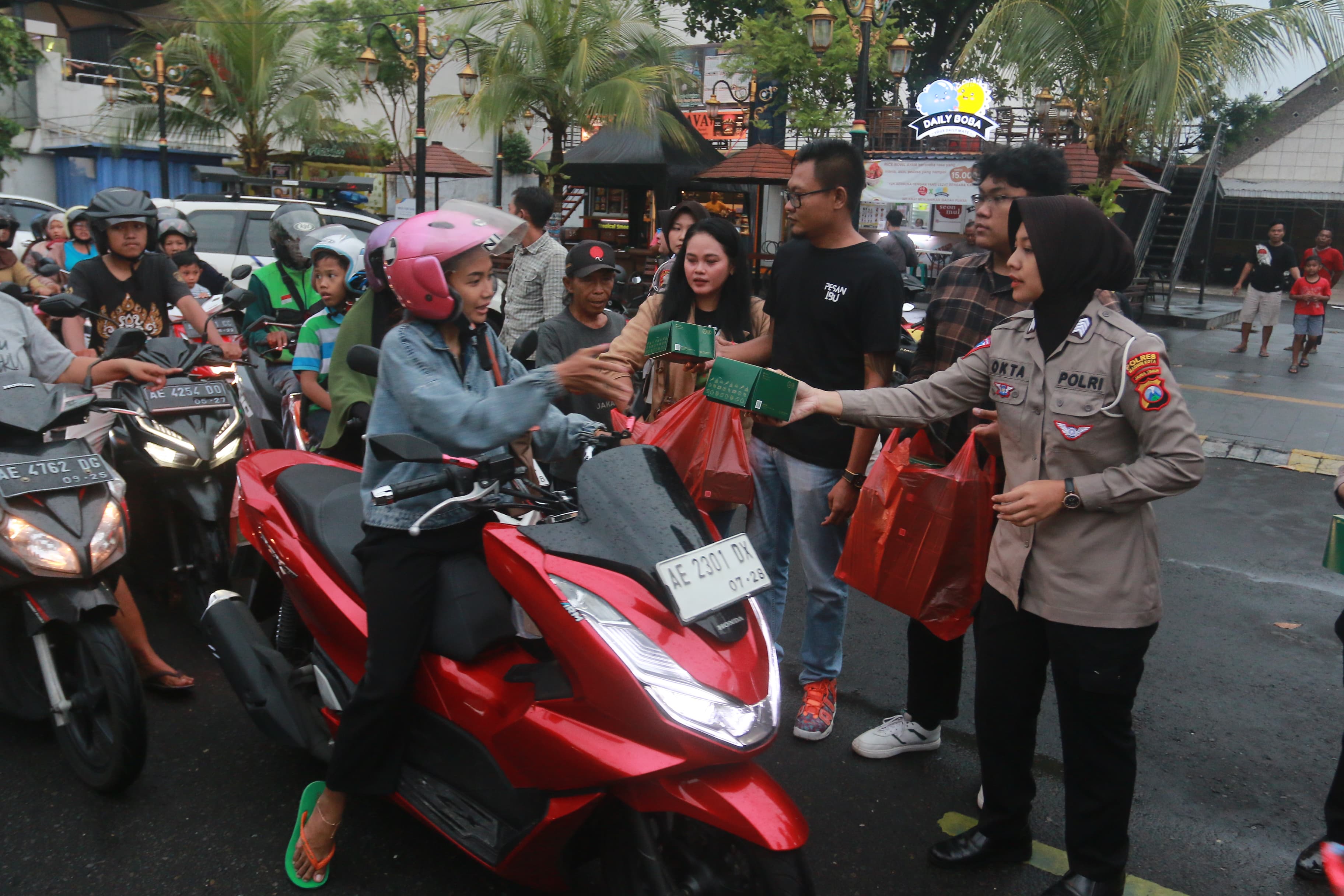 Bagikan Takjil Gratis, Puluhan Wartawan Kota Madiun Kampanyekan Tertib Lalu Lintas