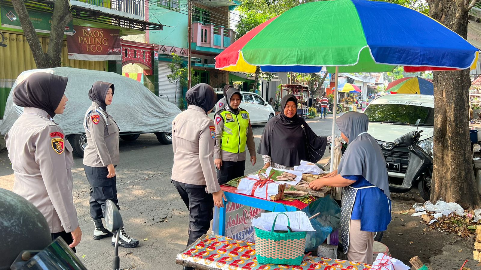 Pascapemilu, Polwan Polres Lumajang Gelar Patroli Seyum Serukan Pesan Damai