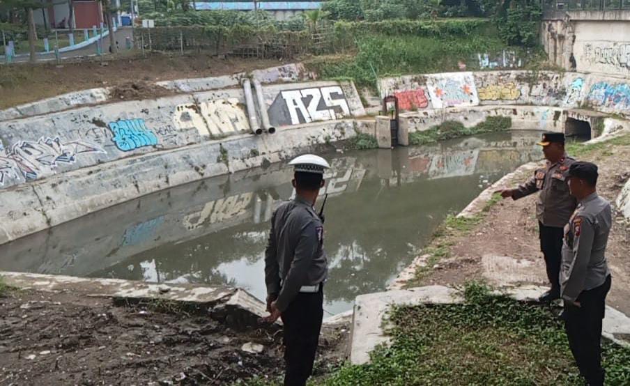 Polsek Sukomanunggal Pantau Pompa Air Satelit