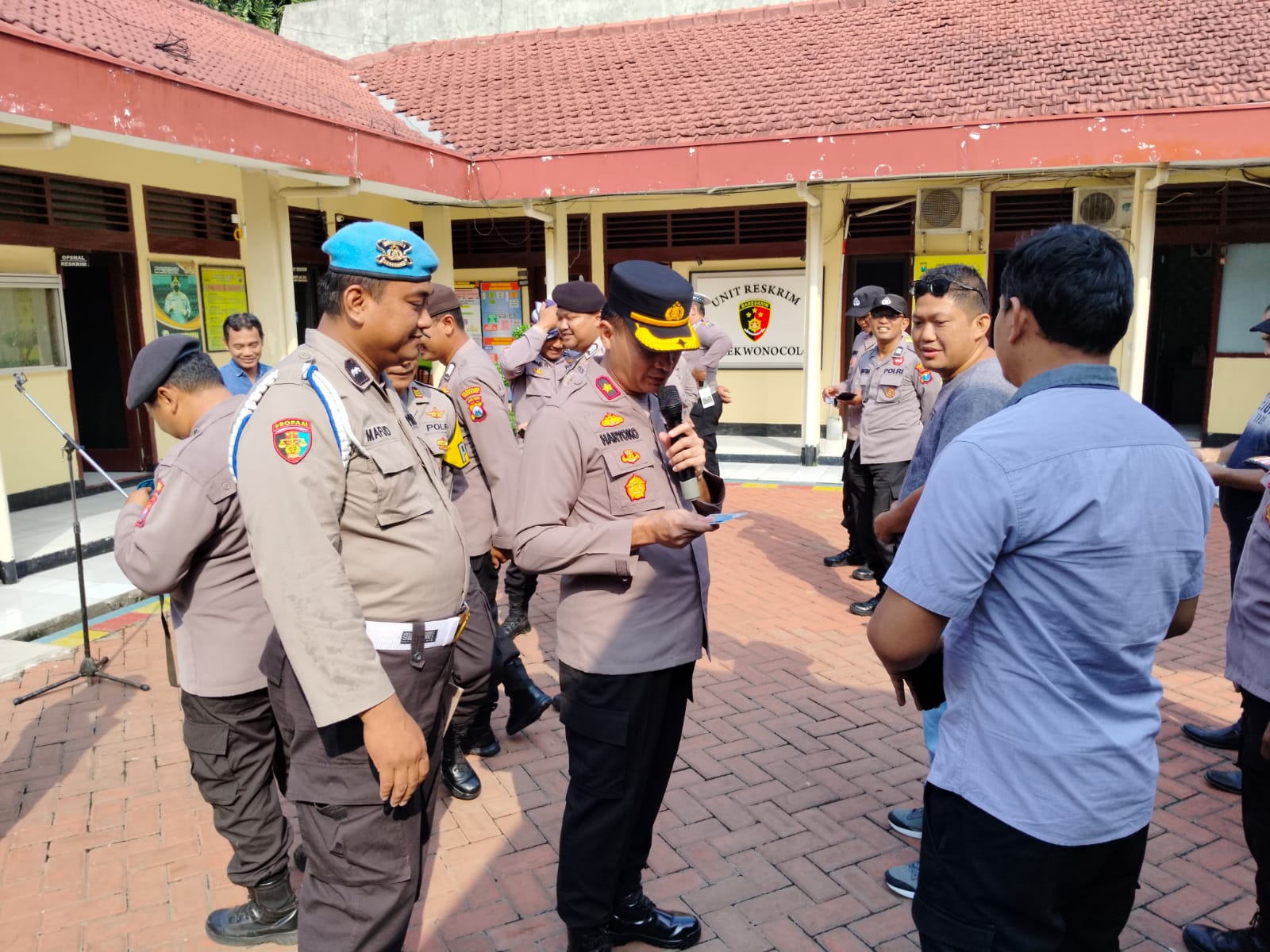 Apel Pagi Pimpinan di Polsek Wonocolo Tekankan Kedisiplinan Anggota