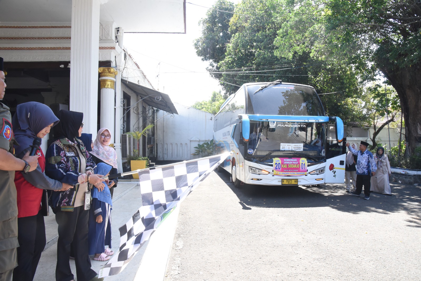 Rombongan Pertama CJH dari Sidoarjo Diberangkatkan