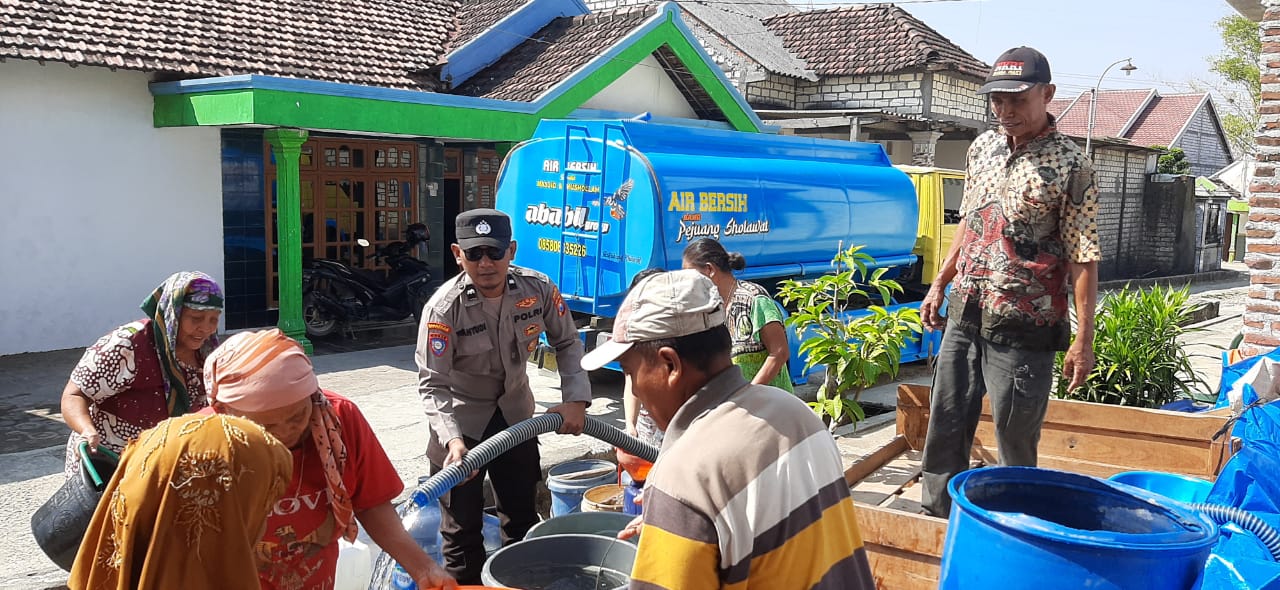 Kemitraan Polisi RW dengan Ababil Group Salurkan Air Bersih ke Desa Kedukbembem