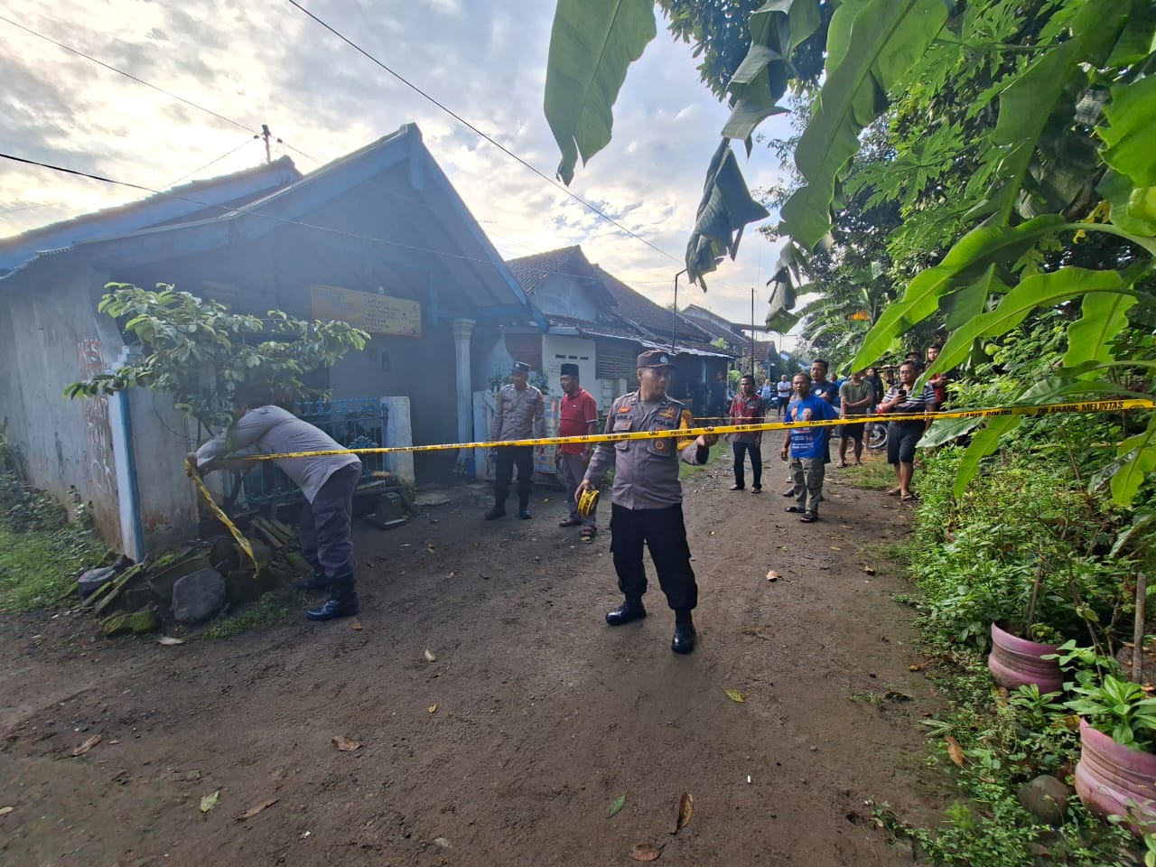 Pria Gampengrejo Gantung Diri di Teras Rumah Istri