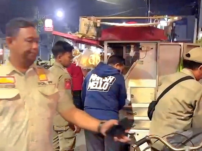 Satpol PP Angkut 2 Gerobak PKL yang Nekat Jualan di Trotoar Mal Poncol Pasuruan