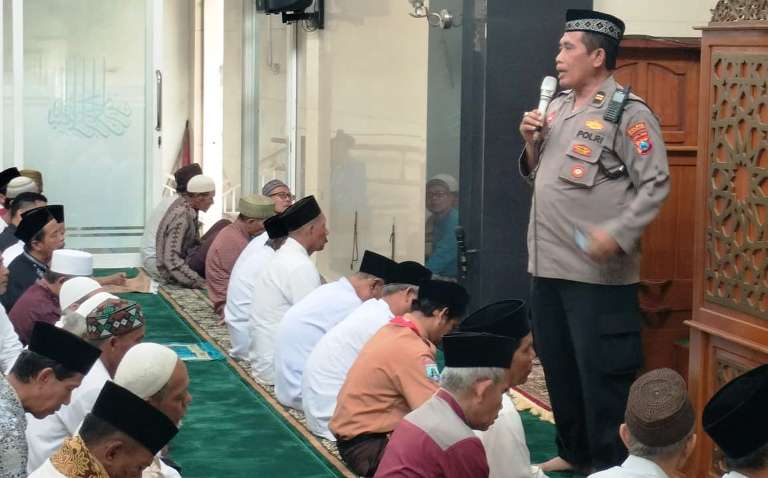 Satbinmas Polres Pasuruan Tegaskan Bahaya Judol dan Narkoba dalam Safari Salat Jumat