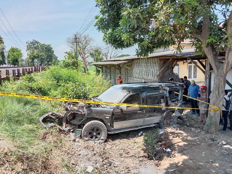 Mobil Ford Disambar KA Tawangalun, 5 Orang Terluka