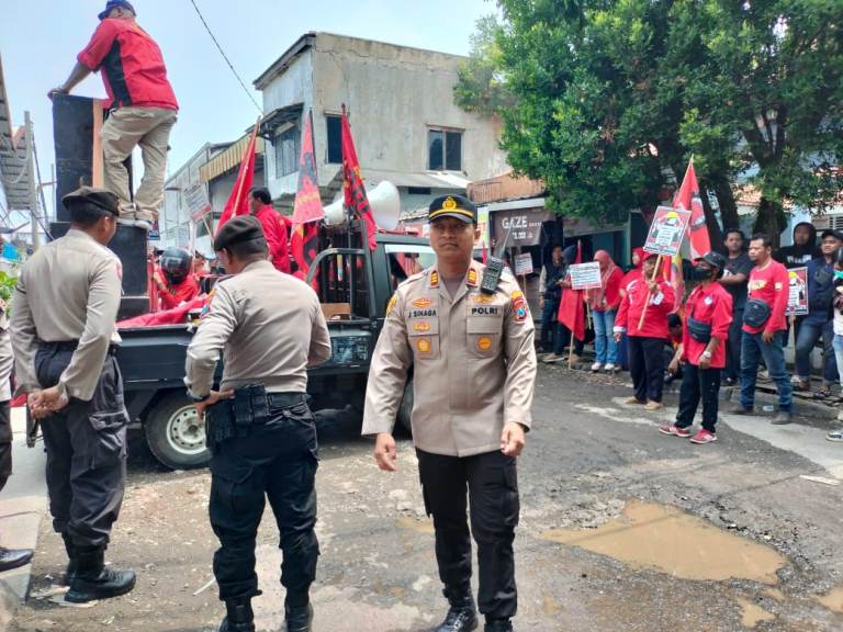 Kapolsek Tandes Pimpin Pengamanan Unjuk Rasa di PT Pelita Gunatama Persada