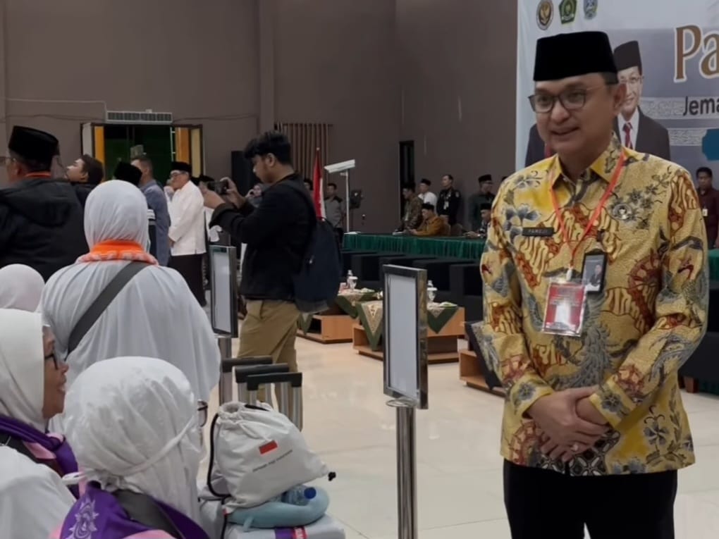 Imigrasi Surabaya Kawal Pemberangkatan Kloter Pertama Jemaah Haji 2025
