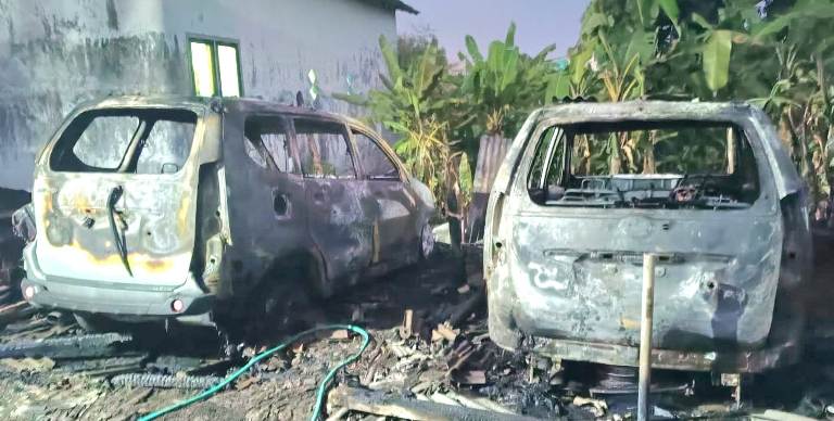 Korsleting, Dua Minibus di Pasuruan Terbakar Tinggal Kerangka