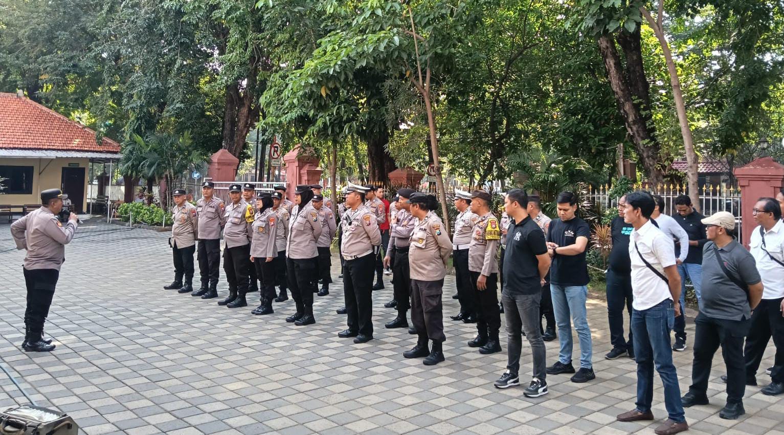 Polsek Sawahan Siagakan Puluhan Personel Amankan Unjuk Rasa FSPMI di PN Surabaya