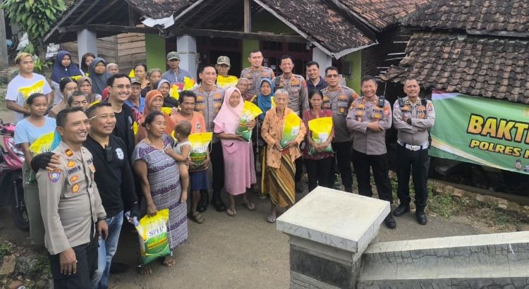 Kapolres Kediri Kota Turun Langsung Salurkan Bansos, Warga Antusias dan Terharu