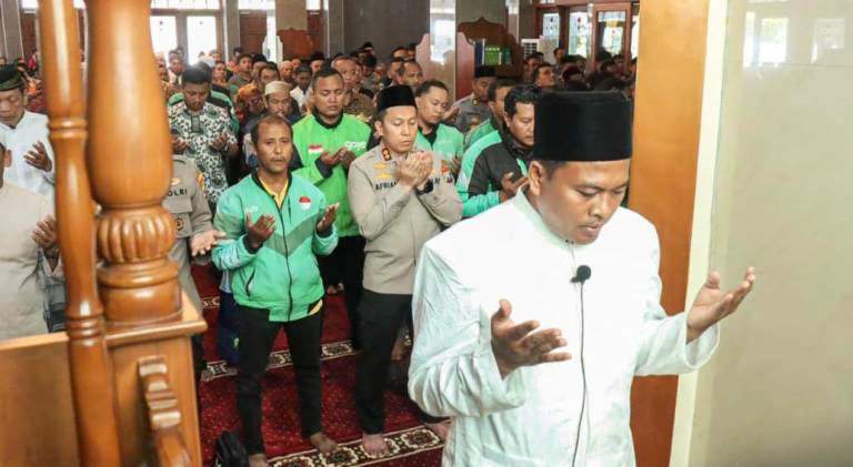 Kapolres Bojonegoro AKBP Afrian dan Komunitas Ojol Salat Gaib untuk Almarhum Affan Kurniawan