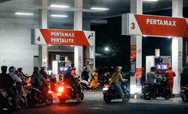 Isu BBM Naik Picu Antrean Panjang di SPBU Jember, Warga Lakukan Panic Buying