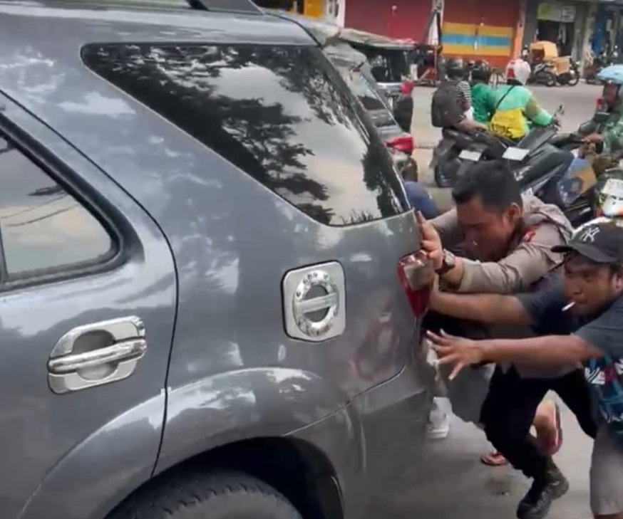 Aksi Sigap Polisi Bubutan Dorong Mobil Mogok di Depan Stasiun Pasar Turi