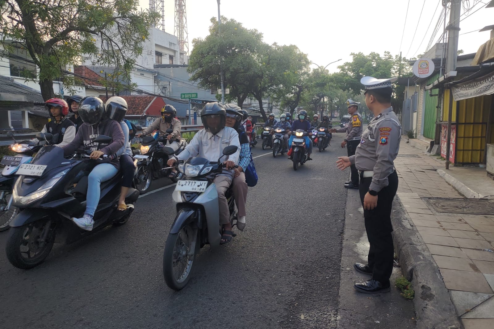 Polsek Sawahan Pastikan Kelancaran Lalu Lintas dan Keamanan di Banyu Urip
