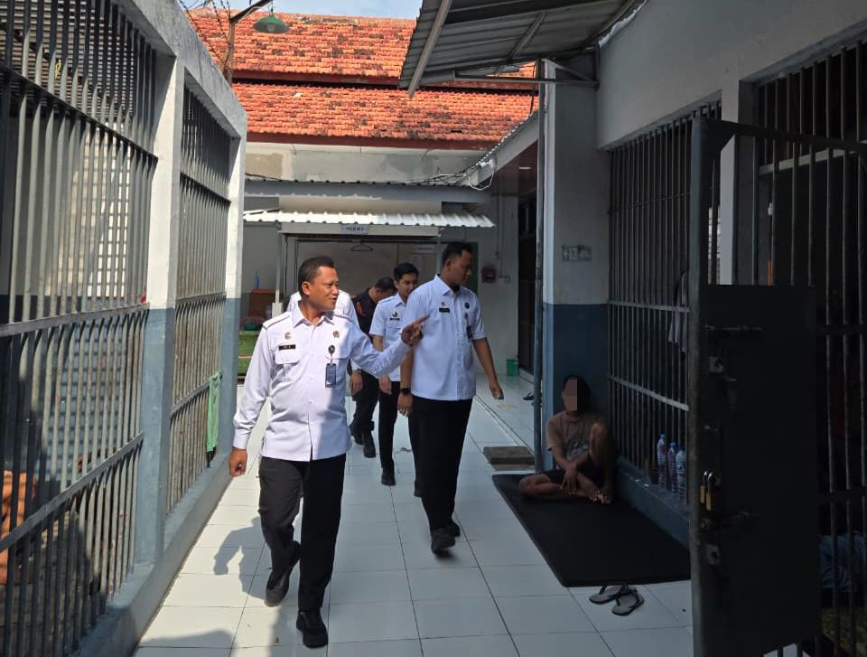 Kontrol Keliling, Kepala Rutan Gresik Pastikan Warga Binaan Jaga Kebersihan Hunian