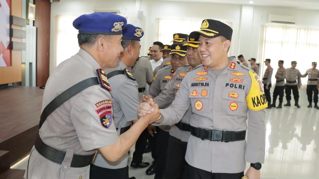 4 Kasat dan 2 Kapolsek Jajaran Polres Gresik Resmi Berganti