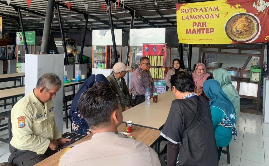Jumat Curhat Polsek Rungkut Jadi Jembatan Eratkan Sinergi Kamtibmas di Sentra Kuliner Rungkut Kidul