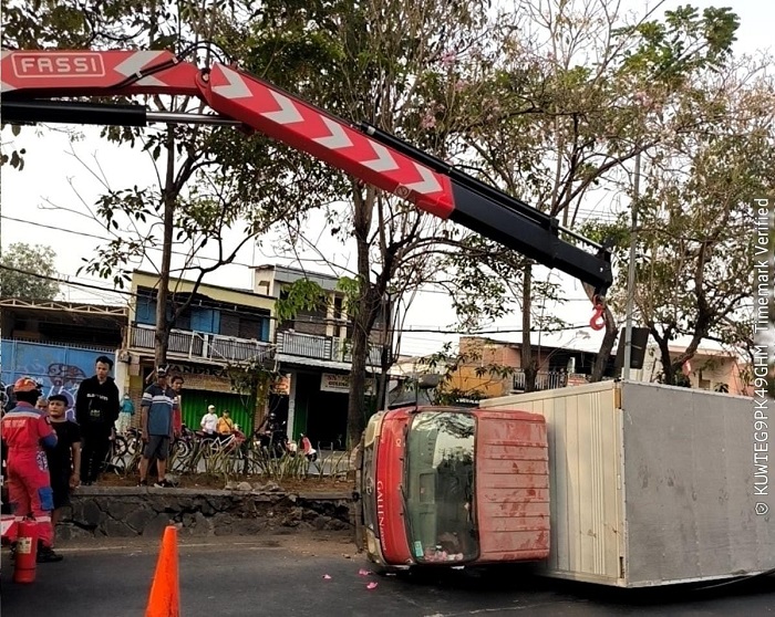 Diduga Sopir Mengantuk, Truk Boks Terguling di Jalan Sukomanunggal Surabaya
