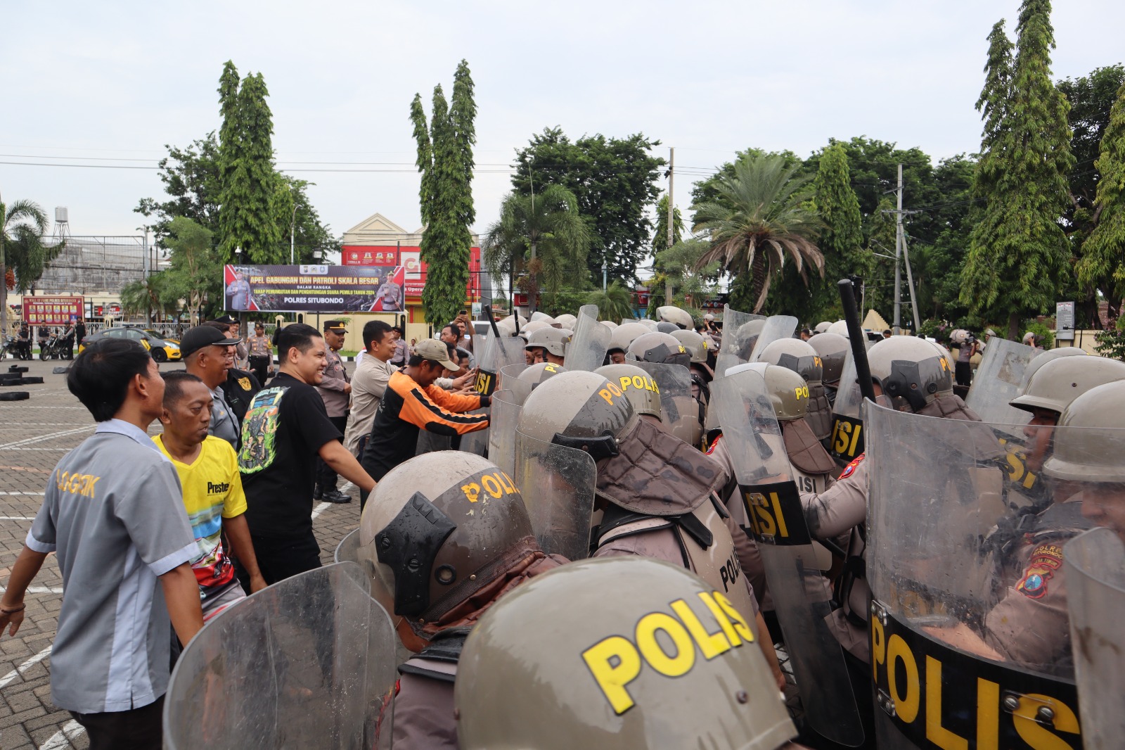 Polres Situbondo Latihan Dalmas Antisipasi Unras Pasca Pemungutan Suara Pemilu 2024