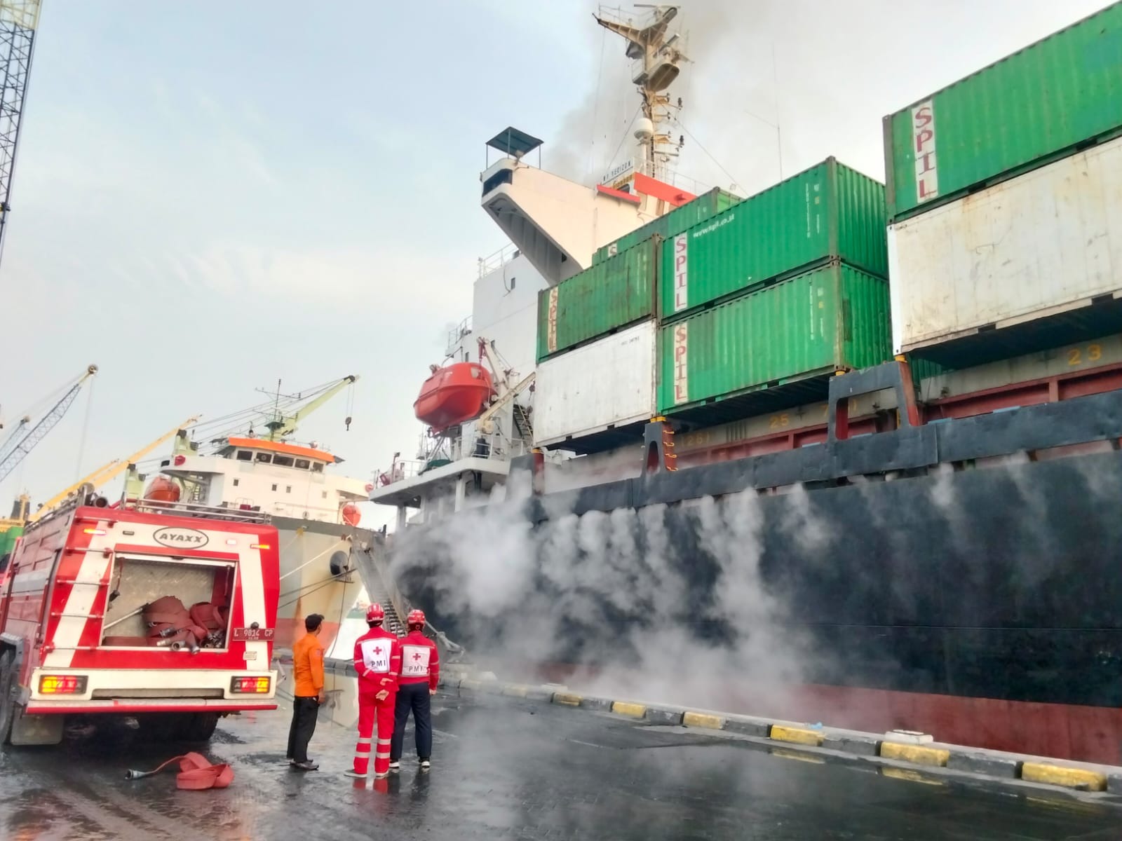 Kapal Peti Kemas Terbakar di Terminal Berlian, 15 Unit Damkar Diterjunkan