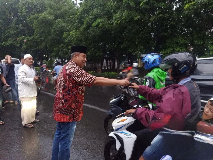 Polres Pelabuhan Tanjung Perak Bagikan Ratusan Paket Takjil untuk Masyarakat