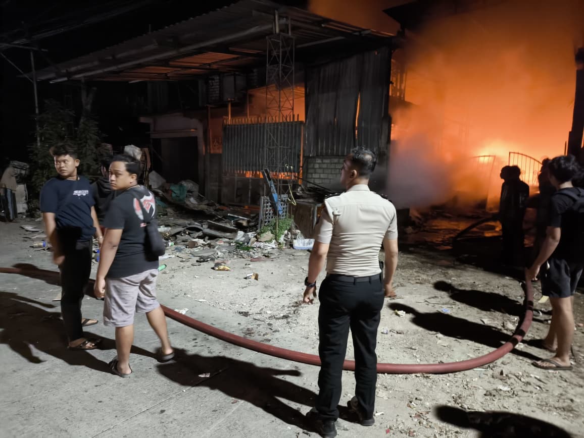 Gudang Rosokan di Sukodadi Lamongan Terbakar, Layanan 110 Polisi Respon Cepat