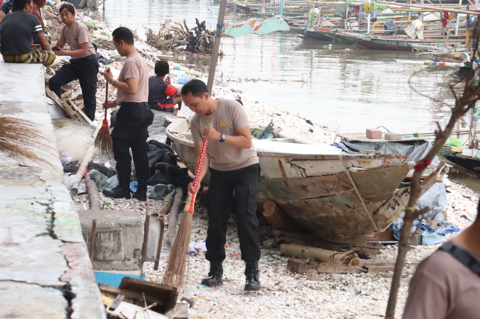 Polres Pelabuhan Tanjung Perak Gelar Aksi Bersih-bersih Pesisir Kenjeran Sambut Hari Bhayangkara Ke-79