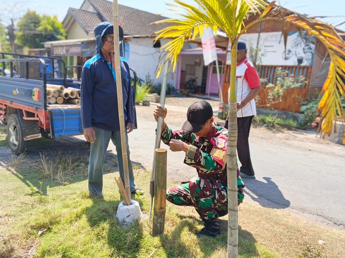 Semarak HUT Kemerdekaan RI, Babinsa Kraton Bantu Warga Percantik Lingkungan 