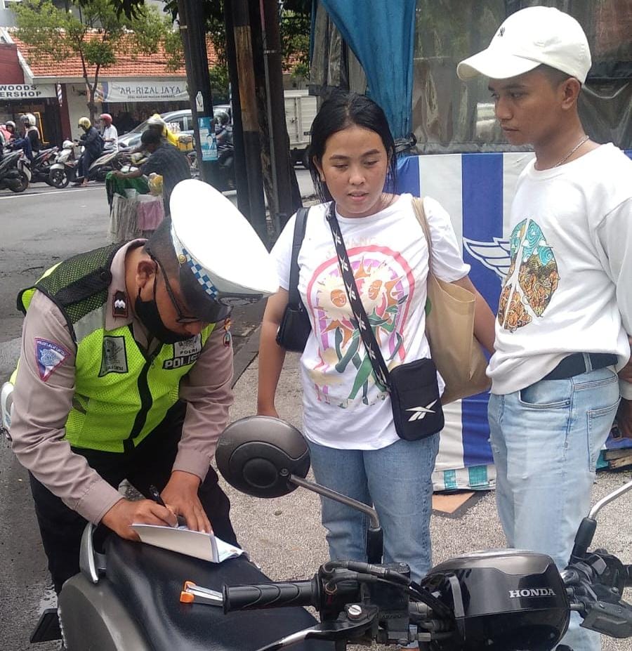 Polsek Simokerto Tilang 3 Pemotor Berboncengan Tanpa Helm