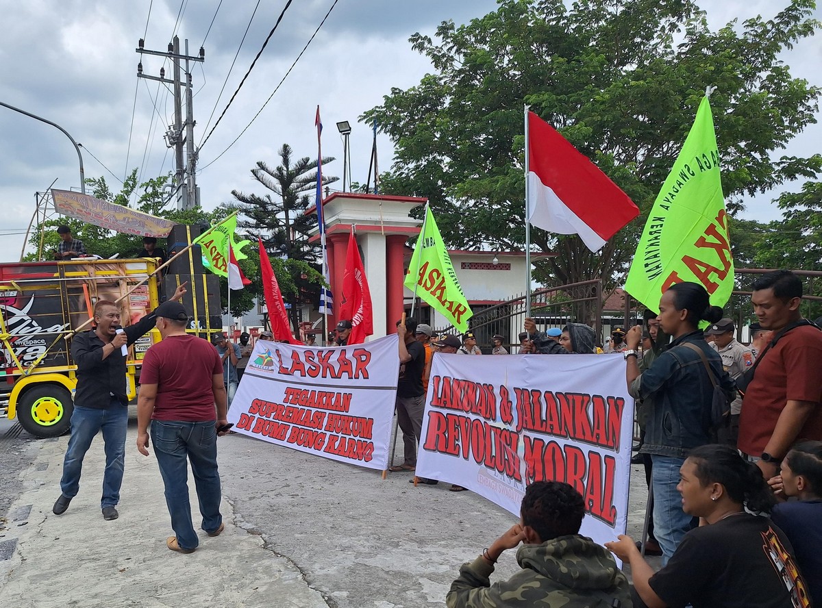 Massa Demo Minta Bupati Blitar Rini Syarifah Dilengserkan